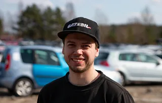 Mann med svart caps og svart t-skjorte