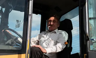 Mann med lyst hår og hvit skjorte