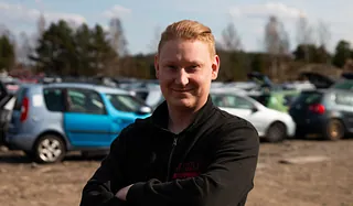 Mann med lyst hår og svart jakke