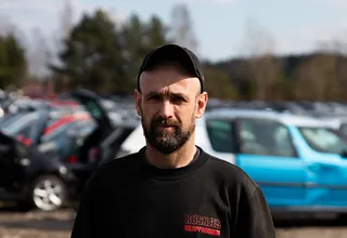 Mann med svart caps og svart t-skjorte