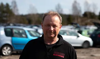 Mann med brunt hår og svart jakke