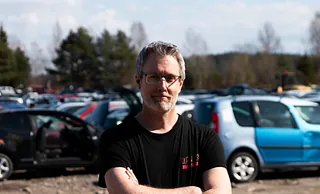 Mann med lyst hår og svart t-skjorte