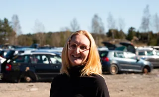Kvinne med blondt hår og svart genser